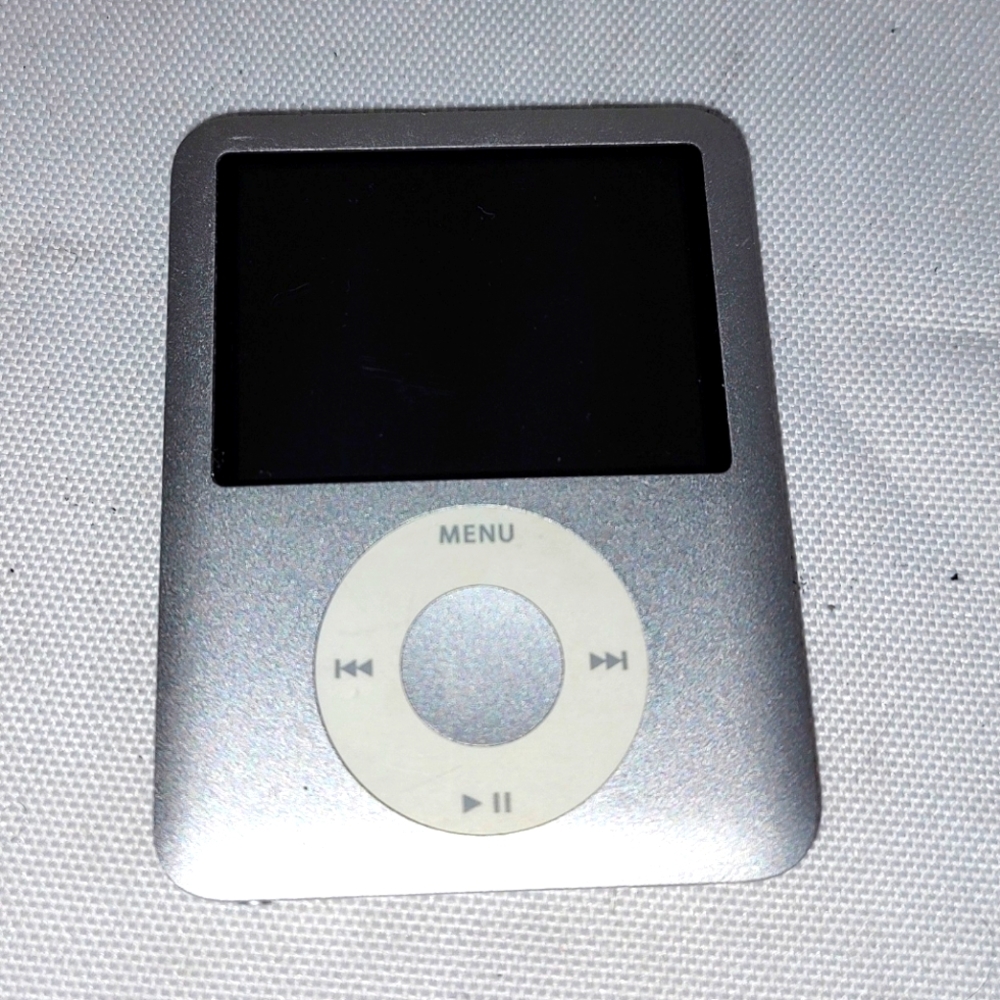 Apple iPod nano 3rd Generation Silver 4 GB MA978LL/A Used Workin